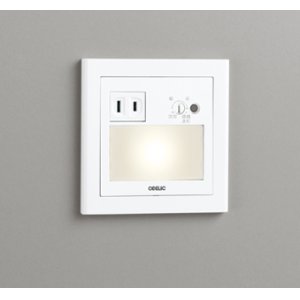画像: オーデリック　OB255031P1　フットライト LED一体型 非調光 電球色 コンセント付 明暗センサ付 ホワイト ￡