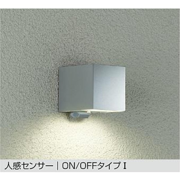 画像1: 大光電機(DAIKO) DWP-41069YE アウトドアライト ポーチ灯 非調光 電球色 LED ランプ付 人感センサー ON/OFFタイプI 防雨形 シルバー (1)