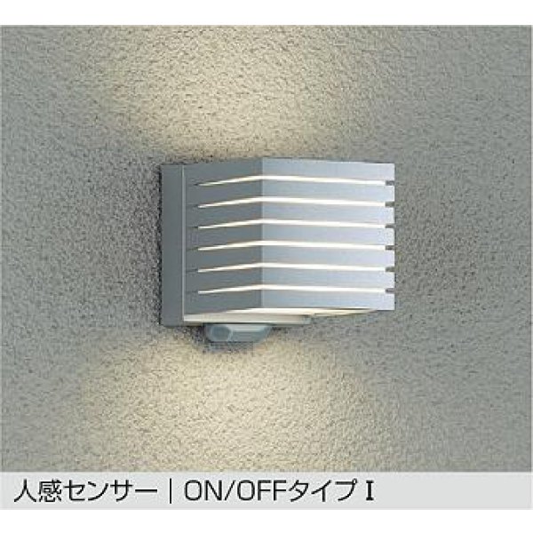 画像1: 大光電機(DAIKO) DWP-39662YE アウトドアライト ポーチ灯 非調光 電球色 LED ランプ付 人感センサー ON/OFFタイプI 防雨形 シルバー (1)